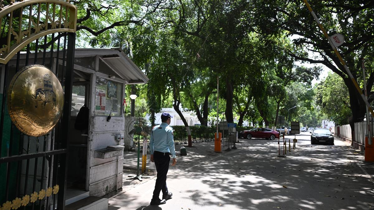 दिल्ली के ग्रीन लंग्स पर संकट: हाईकोर्ट ने केंद्र की योजना पर उठाए सवाल