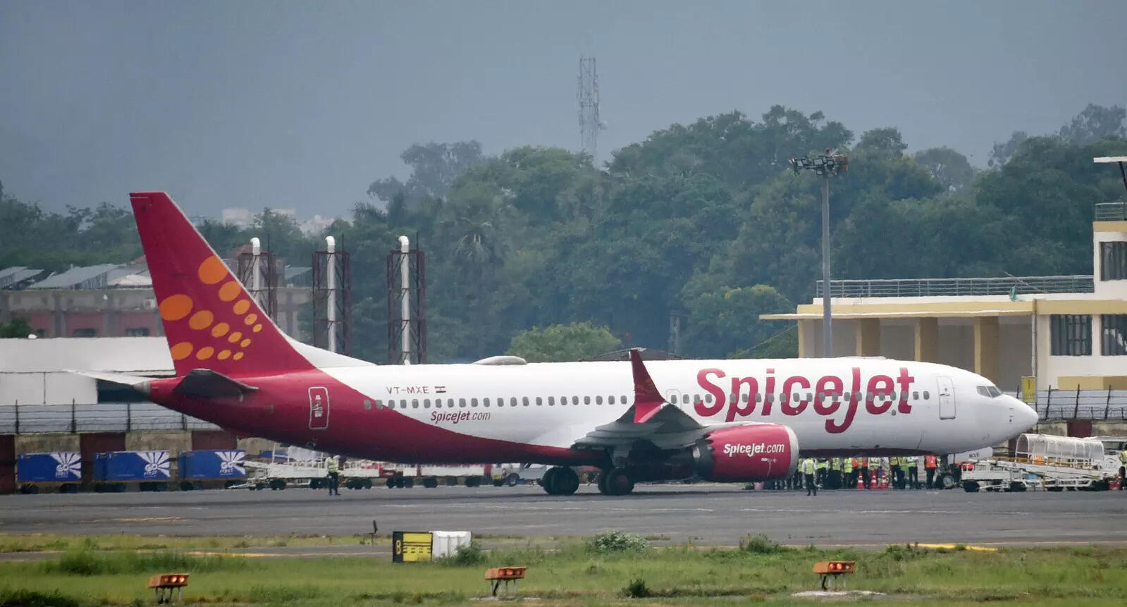 Grounded by Debt: SpiceJet Pilots Face Financial Strain as Salaries Remain Unpaid